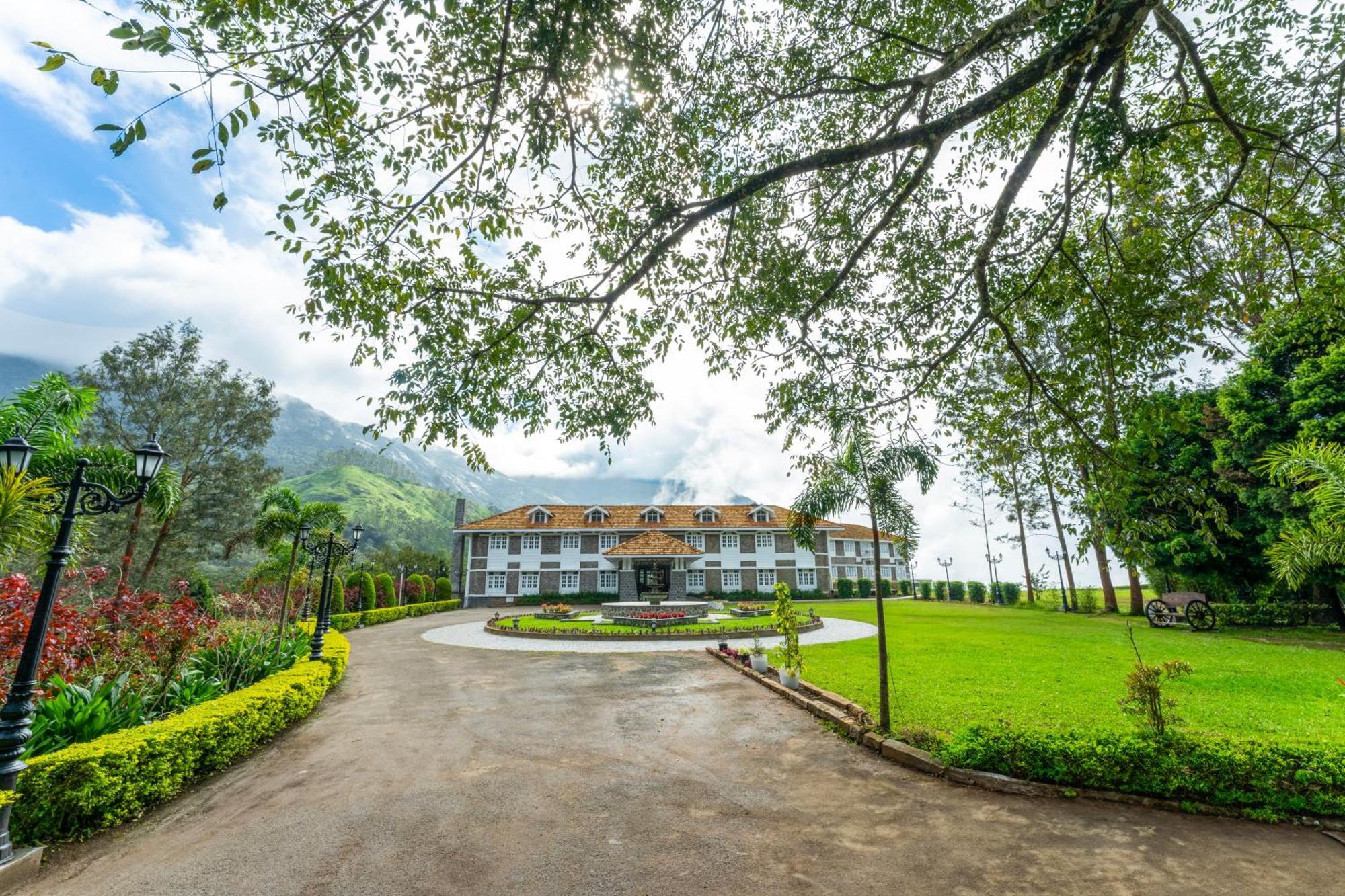 Le Montfort Resort Мунар Екстериор снимка