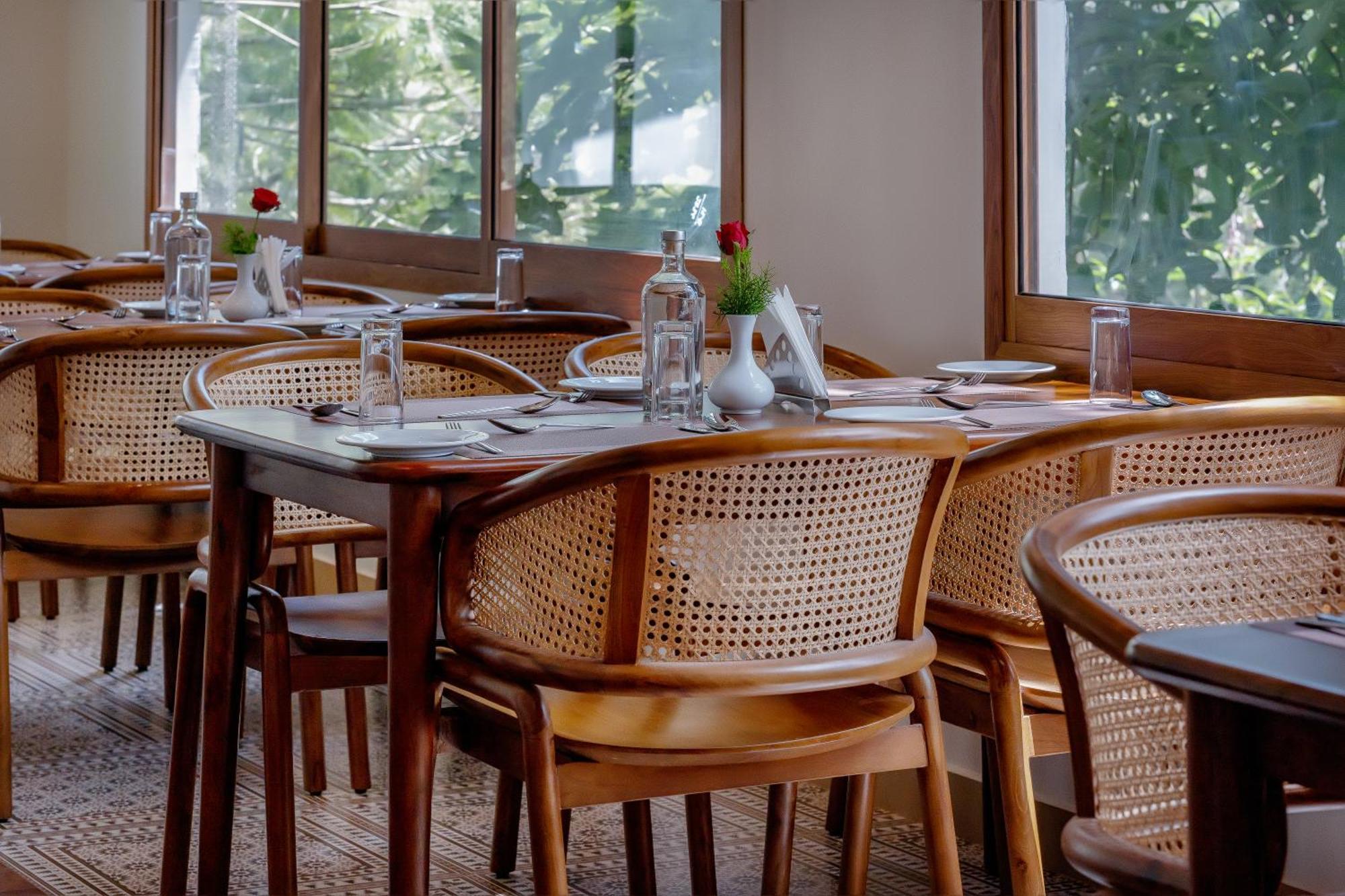 Le Montfort Resort Мунар Екстериор снимка