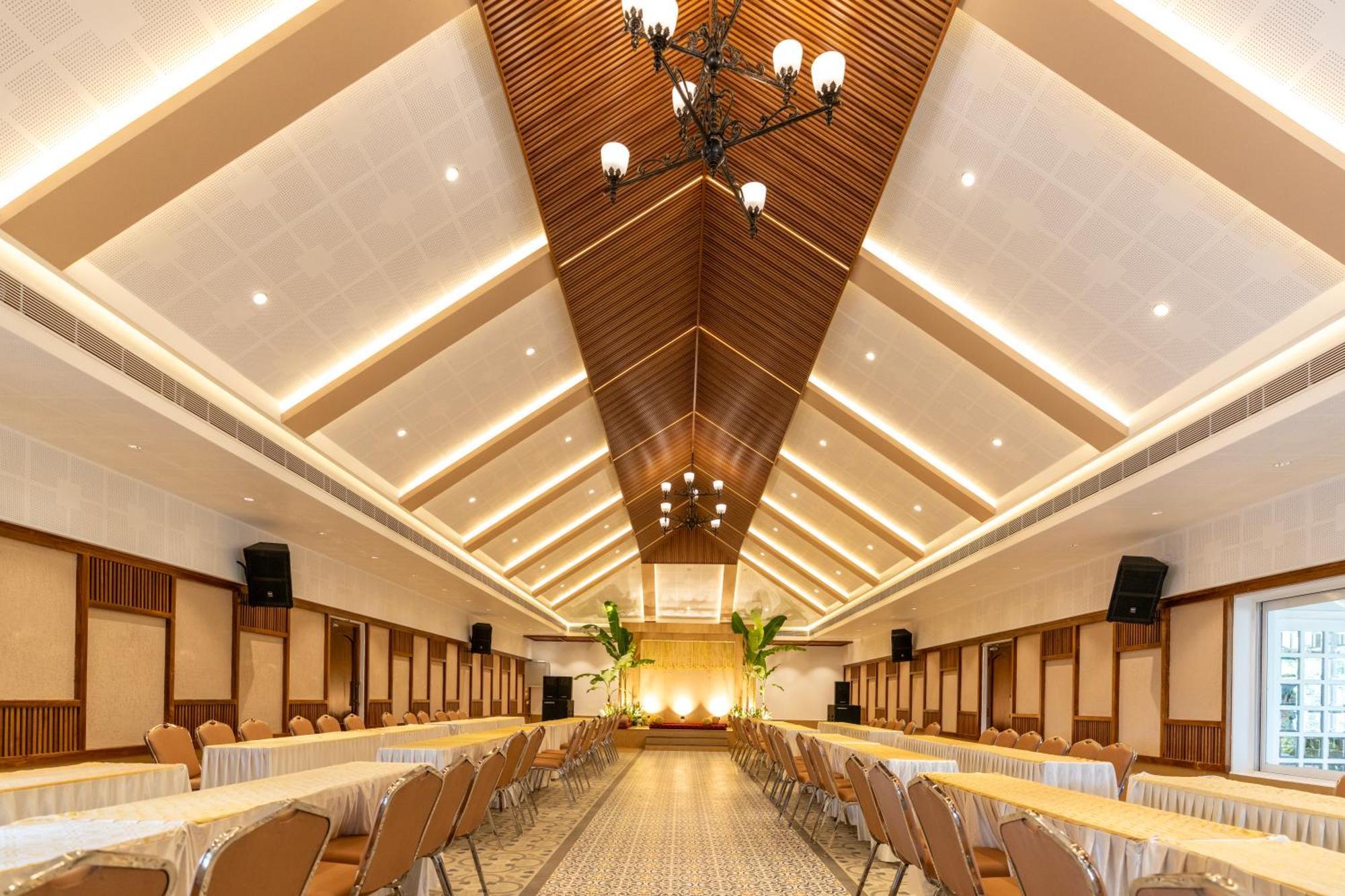 Le Montfort Resort Мунар Екстериор снимка