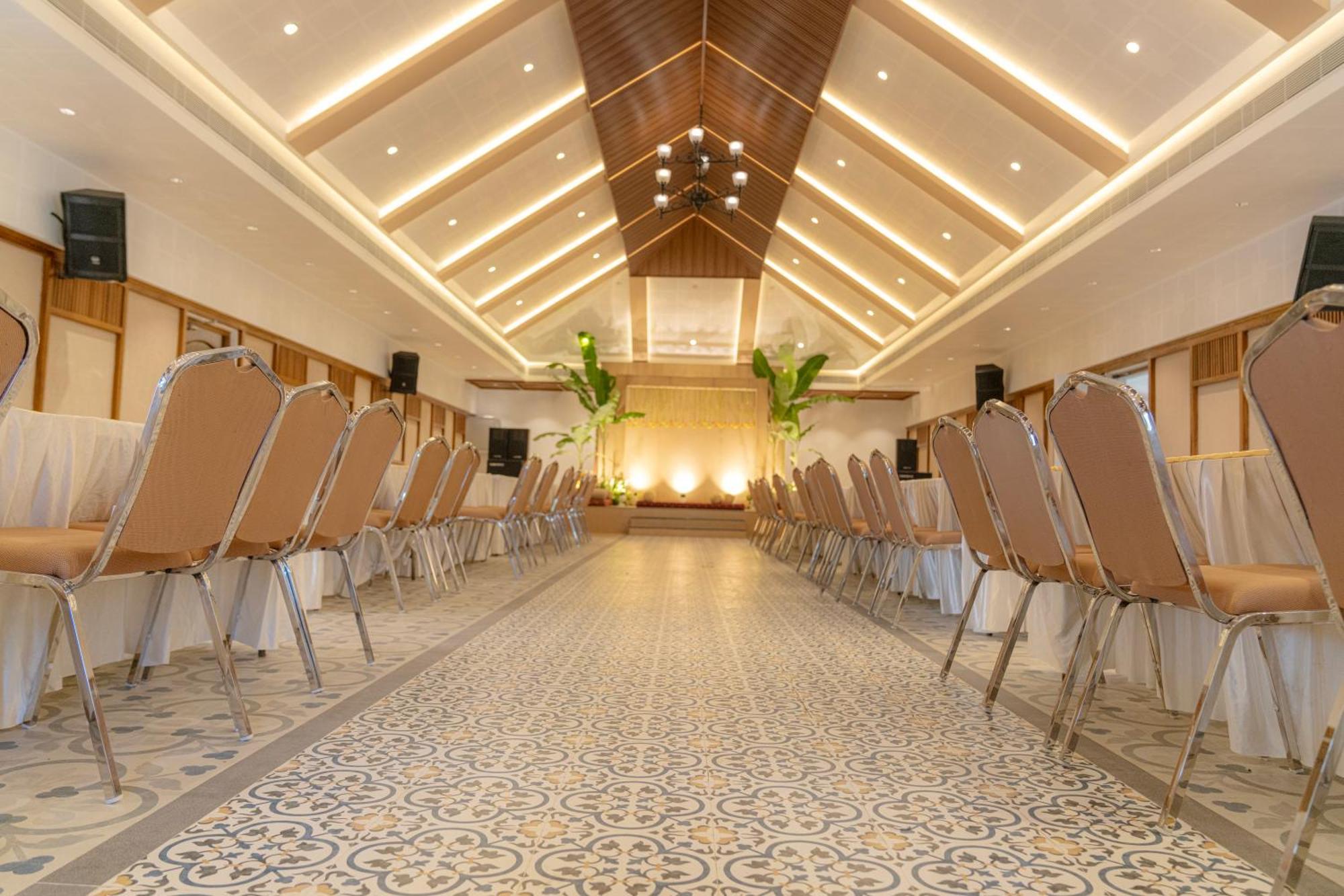 Le Montfort Resort Мунар Екстериор снимка