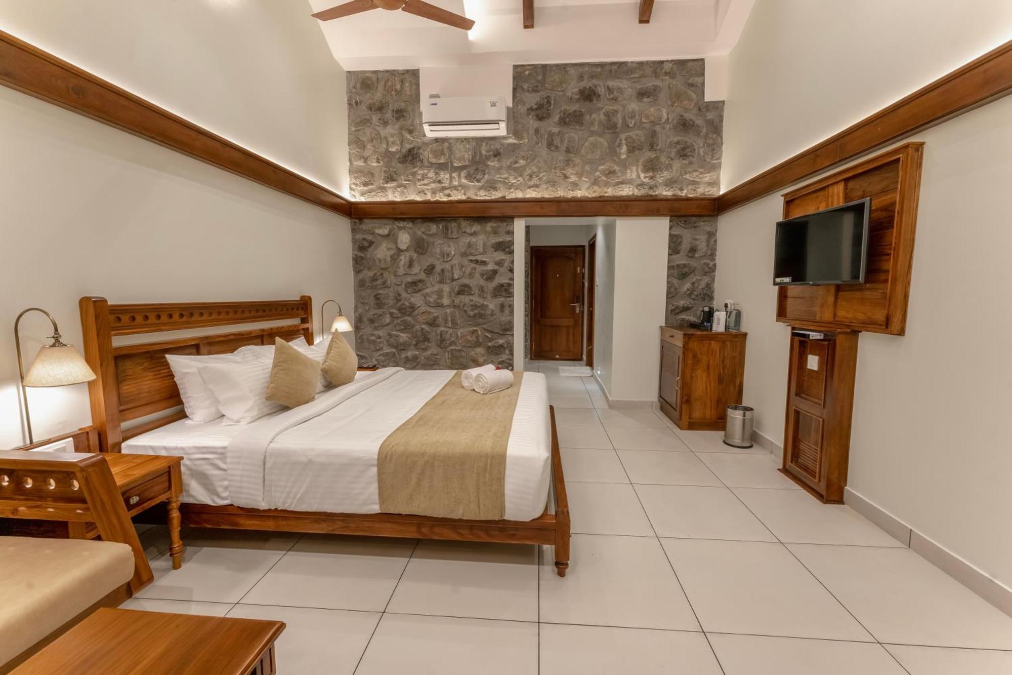 Le Montfort Resort Мунар Екстериор снимка