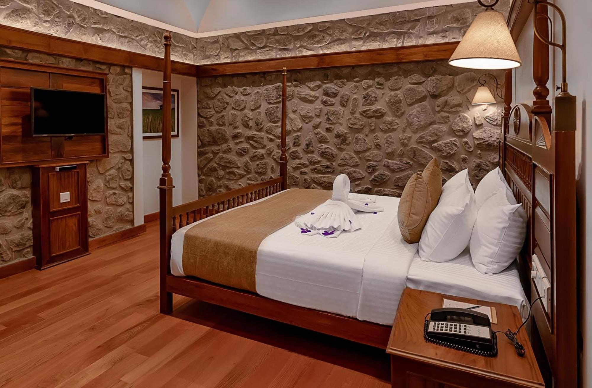 Le Montfort Resort Мунар Екстериор снимка